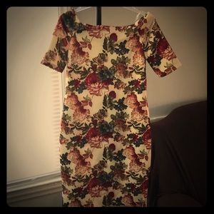 Off shoulder flowery dress form fitting sexy!